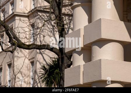 Classé premier rang Chester Terrace, qui fait partie des légendaires Nash Terraces sur Outer Circle, surplombant Regent's Park dans le centre de Londres. Banque D'Images