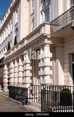 Classé premier rang Chester Terrace, qui fait partie des légendaires Nash Terraces sur Outer Circle, surplombant Regent's Park dans le centre de Londres. Banque D'Images