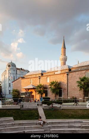 Vue sur la mosquée Dzhumaya depuis l'ancien stade de Philipopolis, Plovdiv, Bulgarie, au coucher du soleil. Banque D'Images