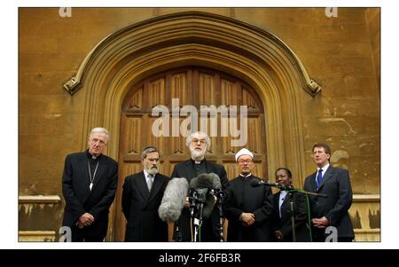 Une déclaration conjointe des chefs religieux sur l'action militaire en Irak a été faite par l'archevêque de Canterbury, le Dr Rowan Williams, sur la place du Palais Lambeth. Avec lui, de gauche à droite... l'archevêque de Westminster, le cardinal Cormac Murphy-O'Connor, le grand rabbin, le Dr Jonathan Sacks, le Dr Rowan Williams, Président du Conseil des mosquées et Imams UK, Shaikh Dr Zaki Badawi, Coprésident des Eglises ensemble en Angleterre, Revd Esme Beswick et le modérateur des Eglises libres, Revd David Coffey.pic David Sandison 21/3/2003 Banque D'Images