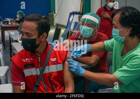 Denpasar, Bali, Indonésie. 26 mars 2021. Un travailleur de la santé jabonne une dose du vaccin AstraZeneca Covid-19 à un citoyen étranger.vaccination de masse du vaccin AstraZeneca Covid-19 dans la région de Sanur, à l'étape du programme de la zone verte à Bali. Le programme de la zone verte, qui implique trois régions à Bali, Ubud, Sanur et Nusa Dua, est destiné à préparer un plan de réouverture du tourisme international. Credit: Dicky Bisinglasi/SOPA Images/ZUMA Wire/Alay Live News Banque D'Images