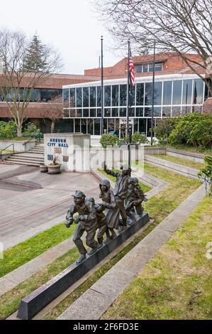 « les enfants jouent au train au Switch » de Richard Beyer sur un plan à plusieurs niveaux à l'hôtel de ville Plaza à Auburn, Washington. Banque D'Images