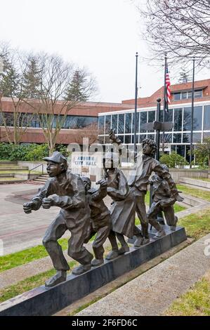 « les enfants jouent au train au Switch » de Richard Beyer sur un plan à plusieurs niveaux à l'hôtel de ville Plaza à Auburn, Washington. Banque D'Images