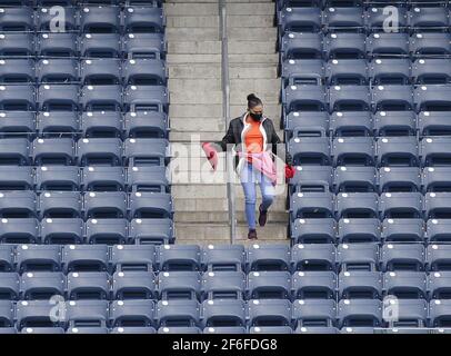 Bronx, États-Unis. 31 mars 2021. Les employés essuyent les sièges tandis que les joueurs des New York Yankees se réchauffent sur le terrain avant leur match du jour d'ouverture de la MLB 2021 contre les Blue Jays de Toronto au Yankee Stadium le mercredi 31 mars 2021 à New York City. En raison de la pandémie du coronavirus, la participation à la réunion du jour d'ouverture des Yankees avec les Blue Jays de Toronto sera d'environ 10,000 personnes. Photo de John Angelillo/UPI crédit: UPI/Alay Live News Banque D'Images