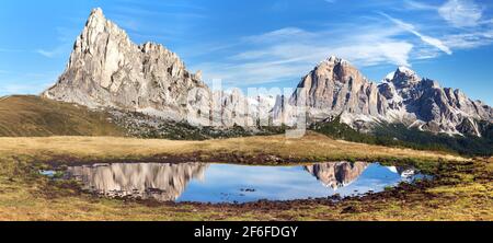 Vue du Passo Giau pour monter Ra Gusela de Nuvolau gruppe et Tofana ou Le Tofane Gruppe avec les nuages, la montagne, le lac Miroir dans les Dolomites, Italie Banque D'Images