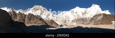 Vue panoramique en soirée de la vallée de Gokyo au glacier de Ngozumba et au mont Everest, au Népal Banque D'Images