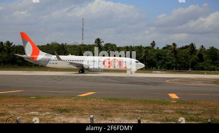 salvador, bahia, brésil - 23 décembre 2020 : Boeing 737-8EH de Gol Transports Aereos est vu pendant la procédure de décollage sur la piste de Th Banque D'Images