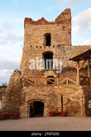 Vue en soirée sur les ruines de Cachticky hrad - Slovaquie Banque D'Images