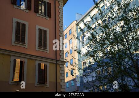 Milan, Lombardie, Italie: Bâtiments anciens et modernes le long de corso Garibaldi Banque D'Images