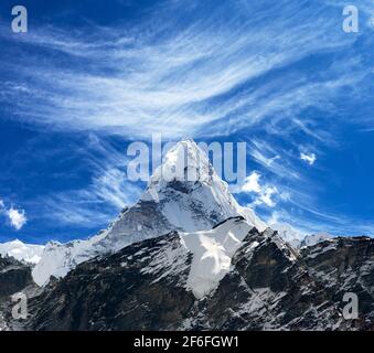 Vue sur Ama Dablam sur le chemin de l'Everest base Camp avec un beau ciel nuageux, parc national de Sagarmatha, vallée de Khumbu, Népal Banque D'Images