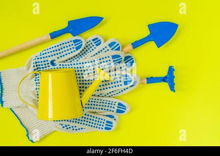 Kit de jardinier, outils de plantation, entretien des semis, gants de travail sur fond clair. Concept de printemps, Jardinage Banque D'Images