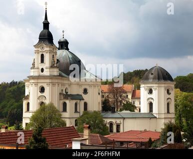 Église de pèlerinage et monastère dans le village de Krtiny du Nom De la Vierge Marie - monument de l'architecte baroque Jan Blazej Santini Aichel - Repub tchèque Banque D'Images