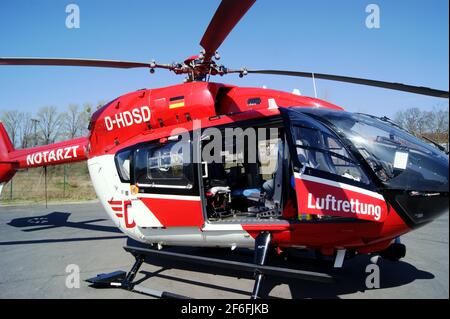 Der Hubschrauber Christoph Berlin D-HDSD, Airbus Helicopters H145, der Deutsche Rettungsflugwacht DRF Am 31 März 2021 à Berlin-Spandau Banque D'Images