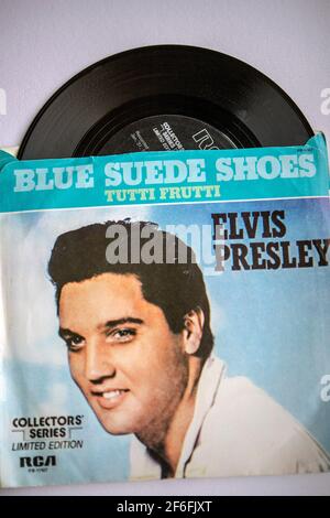 Couverture photo de la version vinyle de sept pouces de Blue Suede Shoes et Tutti Frutti d'Elvis Presley, sortie en 1977 Banque D'Images