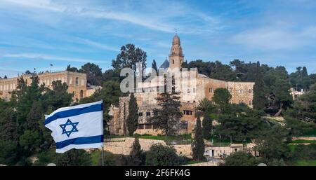 Vue sur le mont Zion avec le drapeau israélien, les bâtiments du Collège universitaire de Jérusalem ou de l'Institut américain d'études de la Terre Sainte Banque D'Images