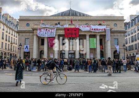 Paris, France. 19 mars 2021. Occupation du théâtre de l'Odéon par des artistes pour demander la réouverture de lieux culturels en France le 19 mars 2021 Banque D'Images