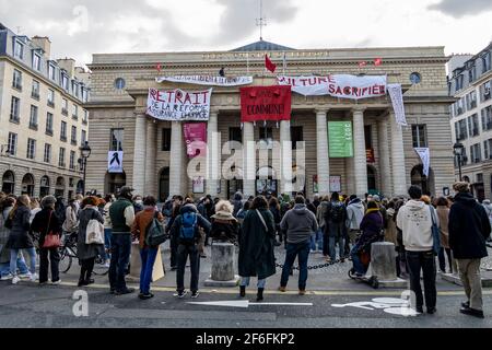 Paris, France. 19 mars 2021. Occupation du théâtre de l'Odéon par des artistes pour demander la réouverture de lieux culturels en France le 19 mars 2021 Banque D'Images