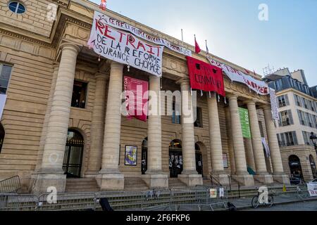 Paris, France. 19 mars 2021. Occupation du théâtre de l'Odéon par des artistes pour demander la réouverture de lieux culturels en France le 19 mars 2021 Banque D'Images