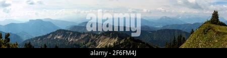 Vue panoramique de la montagne Hochgern avec le lac Chiemsee en Bavière, Allemagne en été Banque D'Images