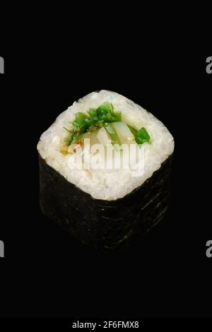 Roulé Maki aux noix de Saint-Jacques, chuka, riz. Isolé sur fond noir. Banque D'Images