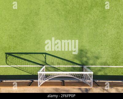 Green Soccer court Detail .terrain de sport en plein air avec surface verte pour jouer au football ou au football en zone urbaine, détail Banque D'Images