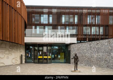 Statue de GRETA Thunberg au campus de West Downs de l'université de Winchester, Hampshire, Royaume-Uni. Sculpture de l'activiste écologiste par Christine Charlesworth. Banque D'Images