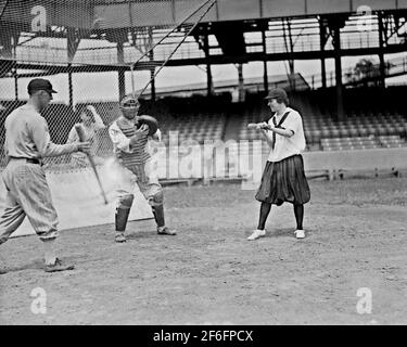 Joueuse de baseball féminine et joueuses des sénateurs de Washington, 10 juin 1920. Banque D'Images