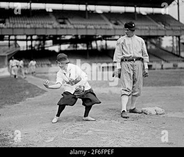 Joueuse de baseball Dot Meloy et Nick Altrock, Washington Senators, 10 juin 1920. Banque D'Images