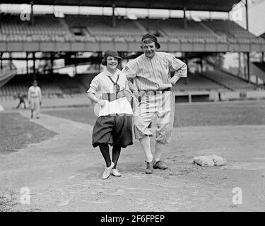 Joueuse de baseball Dot Meloy et Nick Altrock, Washington Senators, 10 juin 1920. Banque D'Images