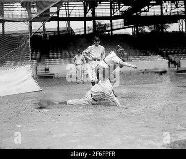 Une joueuse de baseball, Ardis Yelton, montre la bonne façon de glisser dans une base par Clyde Milan, Washington Senators, 10 juin 1920. Banque D'Images