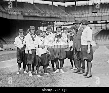 Des joueuses de baseball et Clark Griffith, propriétaire et gérant de Washington Senators, 10 juin 1920. Banque D'Images