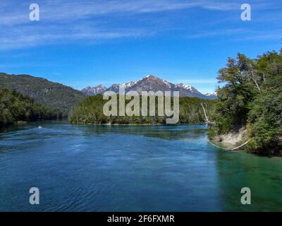 Rivière Rio Arrayanes entourée de forêt naturelle au parc national de Los Alerces, patagonie, Argentine Banque D'Images