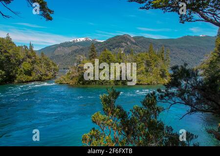 Rivière Rio Arrayanes entourée de forêt naturelle au parc national de Los Alerces, patagonie, Argentine Banque D'Images