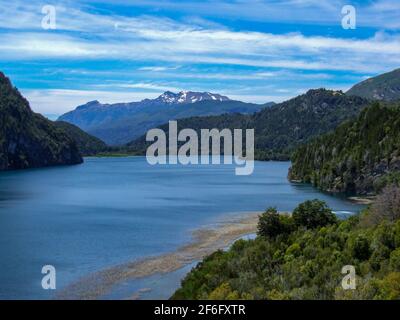 Belle vue sur le lac lago verde au parc national de Los Alerces, en Argentine Banque D'Images