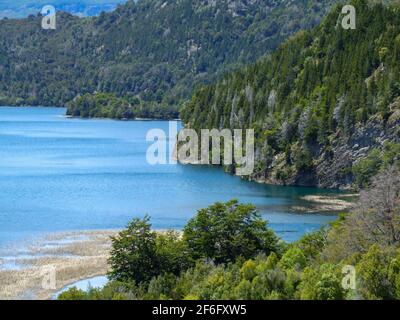 Belle vue sur le lac lago verde au parc national de Los Alerces, en Argentine Banque D'Images