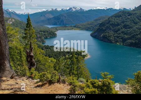 Vue magnifique sur le lac lago verde depuis mirador lago verde au parc national Los Alerces de patagonie, en Argentine Banque D'Images