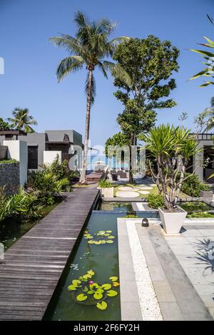 Phuket, Thaïlande - Mars 15 2015: Villas avec piscine privée à l'hôtel Aleenta Phuket Resort and Spa pendant la nuit Banque D'Images