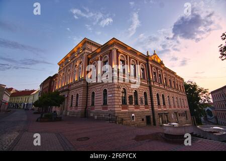 Tarnow, Pologne, juin 2020: Vieille ville avec bâtiment historique appelé Mirror Hall, construit en 1882. Façade colorée de l'ancien bâtiment représentatif W Banque D'Images