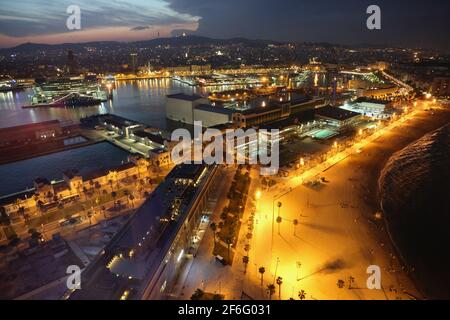 Vue aérienne sur la plage de Barceloneta et le port de Port Vell de Barcelone Banque D'Images