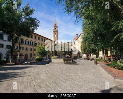 Petite place calme avec fontaine, pavés et clocher entouré d'arbres verts au centre de la vieille ville de Florence, Voyage Italie Banque D'Images