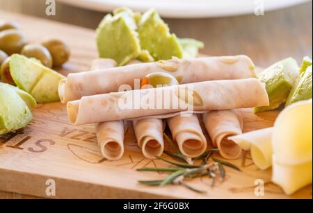 Jambon et fromage en gros plan, sur panneau de bois, servi à la table. Banque D'Images