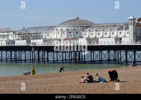 Brighton le jour ensoleillé, le jour le plus chaud de l'année après le verrouillage du covid. Banque D'Images