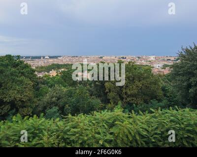 Vue sur Rome depuis le belvédère del Gianicolo. Avec de la verdure et des nuages sombres épiques. Voyager en Italie Banque D'Images