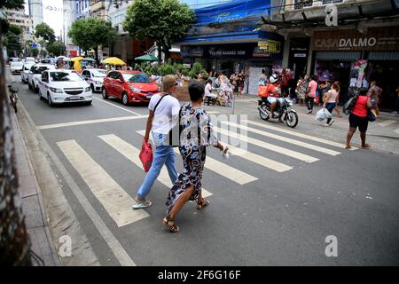 salvador, bahia, brésil - 16 décembre 2020: Des gens sont vus à travers des passages piétonniers dans le centre-ville de Salvador. *** Légende locale *** Banque D'Images