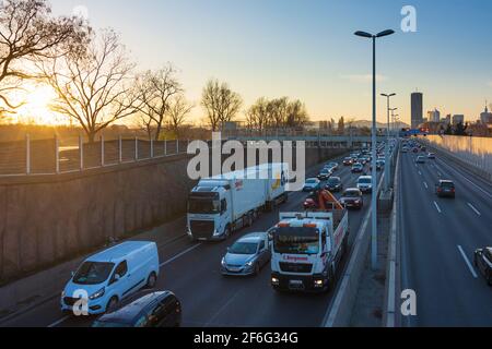 Wien, Vienne: Embouteillage sur l'autoroute Donauuferautobahn A22, DC Tour 1 en 22. Donaustadt, Wien, Autriche Banque D'Images