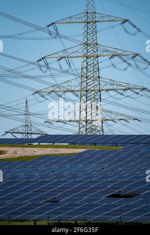 Partie d'une nouvelle ligne, ligne extra-haute tension de 380 KV entre Osterath et Gohr, grand parc solaire de 6 ha sur un site d'enfouissement inutilisé près de Gohr-Boich, Banque D'Images