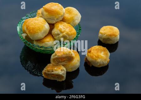 Une pâtisserie asiatique traditionnelle ou Tao SOR sur fond noir. Pâtisserie sucrée chinoise remplie de pâte de haricots mung, de taro et d'œuf salé, l'un des célèbres snac Banque D'Images