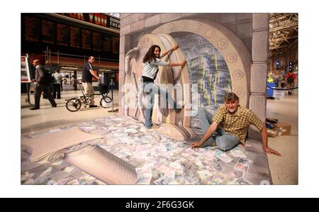 Illustration 3D de l'artiste de rue de renommée mondiale Kurt Wenner (chemise à carreaux) à la gare de Waterloo, commistée par comparethemarket.com. Photographie de David Sandison The Independent Banque D'Images