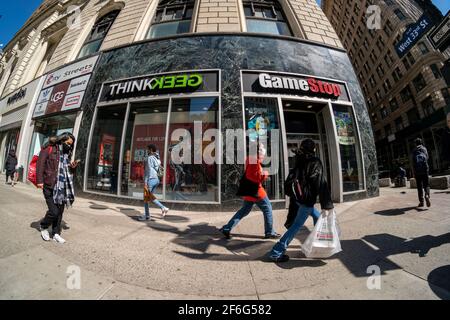 New York, États-Unis. 30 mars 2021. Un magasin de jeux vidéo GameStop à Herald Square à New York le mardi 30 mars 2021 (photo de Richard B. Levine) Credit: SIPA USA/Alay Live News Banque D'Images