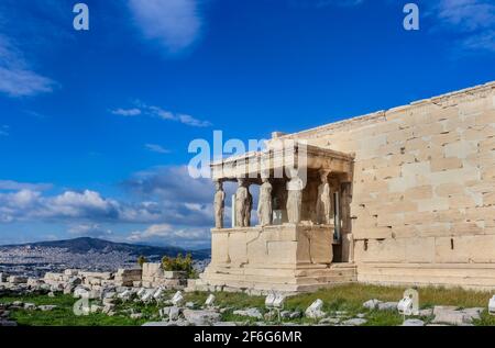 Vue sur le porche à cariatides sur l'Erechtheion temple sur l'Athènes Accropolis en vue d'Athènes et une montagne en arrière-plan dans le cadre d'un Banque D'Images